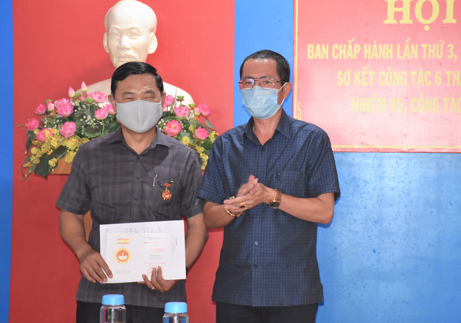 Trao Kỷ niệm chương Vì sự nghiệp báo chí Việt Nam năm 2021 cho hội viên. Ảnh: Trần Dung Trao Kỷ niệm chương Vì sự nghiệp báo chí Việt Nam năm 2021 cho hội viên Hội Nhà báo tỉnh. Ảnh: Trần Dung