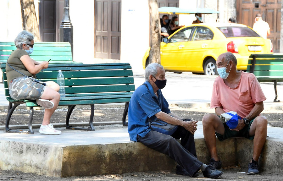 Người dân đeo khẩu trang phòng dịch COVID-19 tại La Habana, Cuba ngày 29/5/2021. (Ảnh: THX/TTXVN) Người dân đeo khẩu trang phòng dịch COVID-19 tại La Habana, Cuba ngày 29/5/2021. (Ảnh: THX/TTXVN)