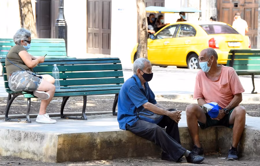 Người dân đeo khẩu trang phòng dịch COVID-19 tại La Habana, Cuba ngày 29/5/2021. (Ảnh: THX/TTXVN) Người dân đeo khẩu trang phòng dịch COVID-19 tại La Habana, Cuba ngày 29/5/2021. (Ảnh: THX/TTXVN)