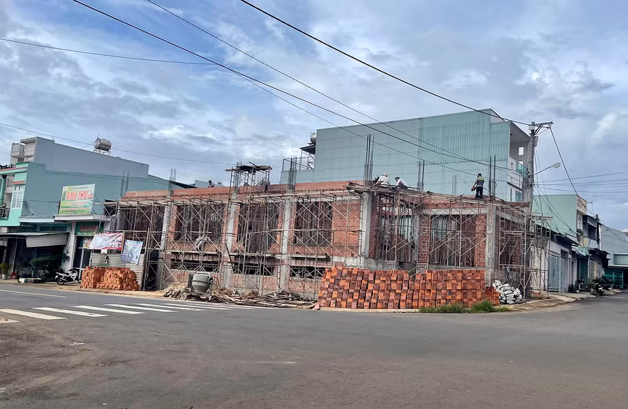 Nhiều công trình bị ảnh hưởng bởi giá VLXD tăng cao. Ảnh: Vũ Thảo