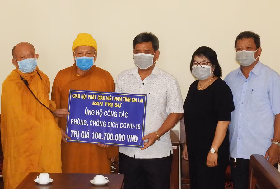 Chủ tịch Ủy ban MTTQ Việt Nam tỉnh Hồ Văn Điềm (đứng giữa) tiếp nhận số tiền ủng hộ phòng-chống dịch Covid 19 của Giáo hội Phật giáo Việt Nam tỉnh. Ảnh: Thanh Nhật