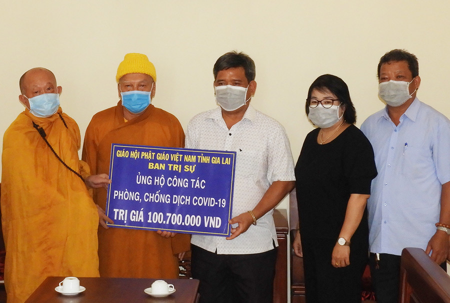 Chủ tịch Ủy ban MTTQ Việt Nam tỉnh Hồ Văn Điềm (đứng giữa) tiếp nhận số tiền ủng hộ phòng-chống dịch Covid 19 của Giáo hội Phật giáo Việt Nam tỉnh. Ảnh: Thanh Nhật Chủ tịch Ủy ban MTTQ Việt Nam tỉnh Hồ Văn Điềm (đứng giữa) tiếp nhận số tiền ủng hộ phòng-chống dịch Covid 19 của Giáo hội Phật giáo Việt Nam tỉnh. Ảnh: Thanh Nhật