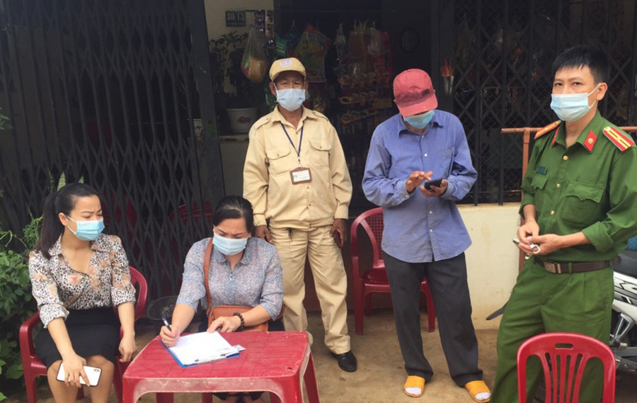  Lực lượng chức năng phường Ia Kring tiến hành lập biên bản vi phạm trường hợp trốn cách ly y tế tại nhà. Ảnh: Bá Bính