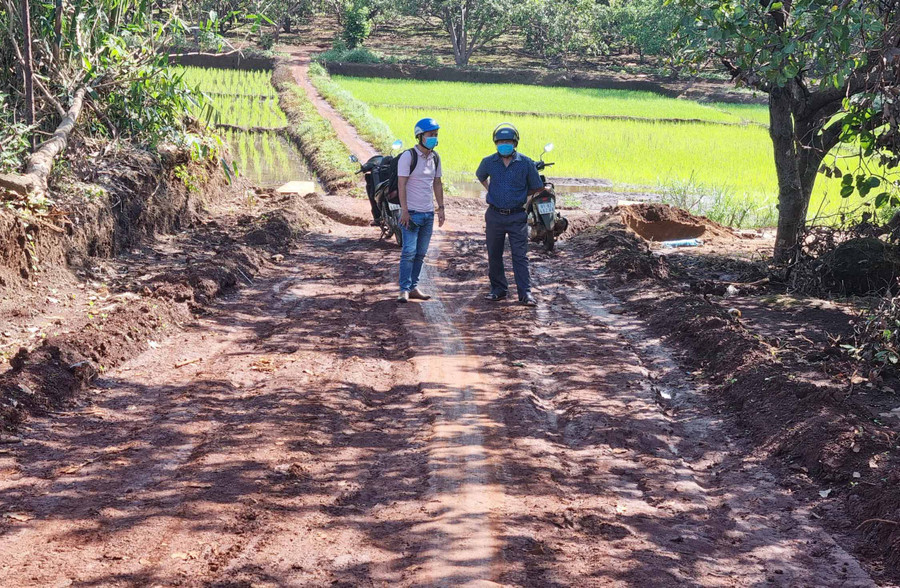 Đường vào khu sản xuất được mở rộng giúp người dân thuận lợi trong việc vận chuyển nông sản. Ảnh: Hà Phương