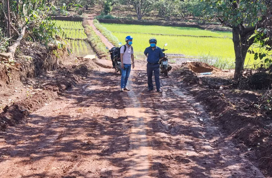 Đường vào khu sản xuất được mở rộng giúp người dân thuận lợi trong việc vận chuyển nông sản. Ảnh: Hà Phương