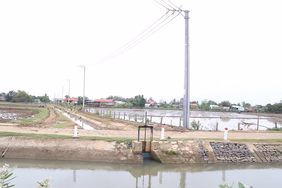  Việc ưu tiên các nguồn vốn để đầu tư cơ sở hạ tầng nông thôn được huyện Phú Thiện quan tâm. Ảnh: Phương Linh