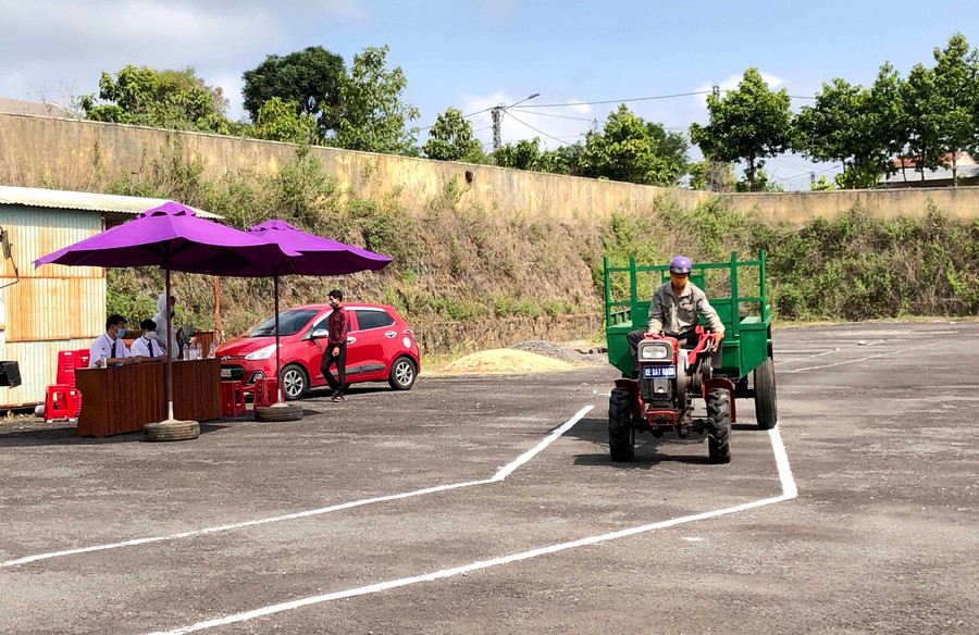 Thí sinh dự sát hạch cấp giấy phép lái xe hạng A4 tại Trung tâm Đào tạo và Sát hạch lái xe (thuộc Công ty cổ phần Xây dựng và Vận tải Gia Lai). Ảnh: Lê Hòa