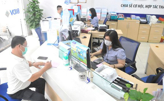 Giao dịch tại Ngân hàng BIDV. Ảnh: CAO THĂNG Giao dịch tại Ngân hàng BIDV. Ảnh: CAO THĂNG