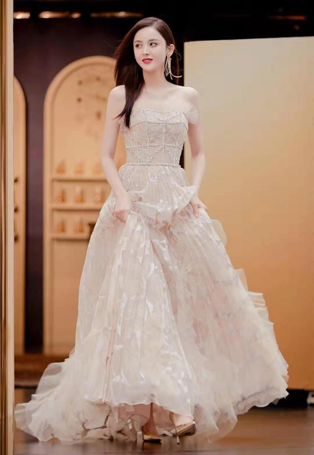 Vẻ đẹp tự nhiên không cần chạm khắc của Cổ Lực Na Trát cộng với vóc dáng cao ráo xinh đẹp thì việc diện chiếc váy cúp ngực này quả là lựa chọn đúng đắn.