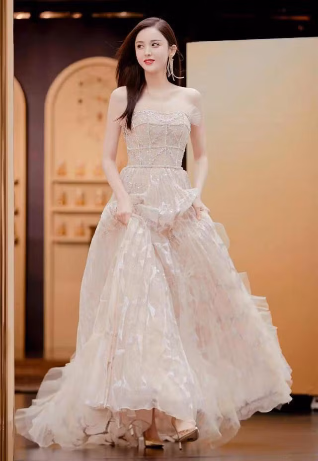 Vẻ đẹp tự nhiên không cần chạm khắc của Cổ Lực Na Trát cộng với vóc dáng cao ráo xinh đẹp thì việc diện chiếc váy cúp ngực này quả là lựa chọn đúng đắn.