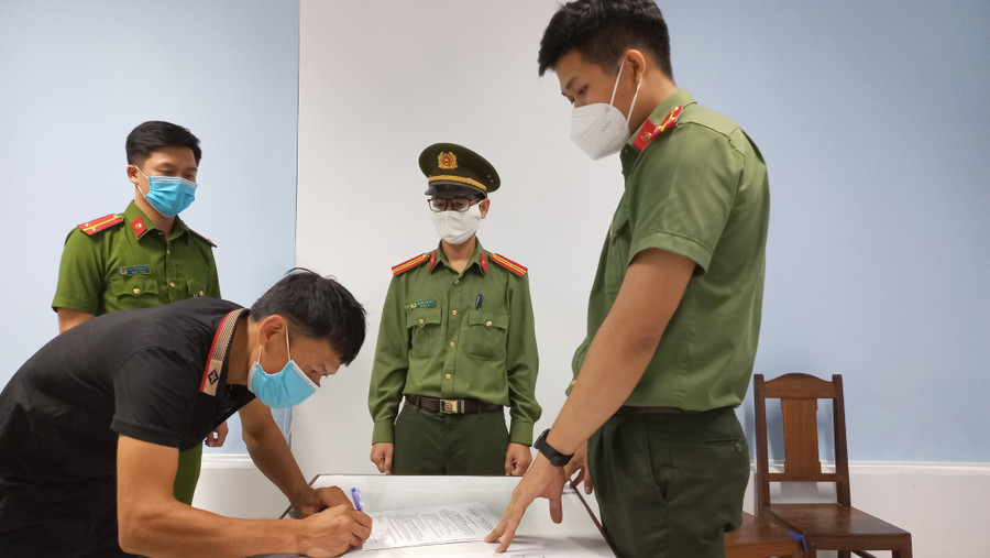 Kiều Thanh Tuấn ký vào lệnh bắt tạm giam - ẢNH: NGUYỄN TÚ Kiều Thanh Tuấn ký vào lệnh bắt tạm giam - ẢNH: NGUYỄN TÚ