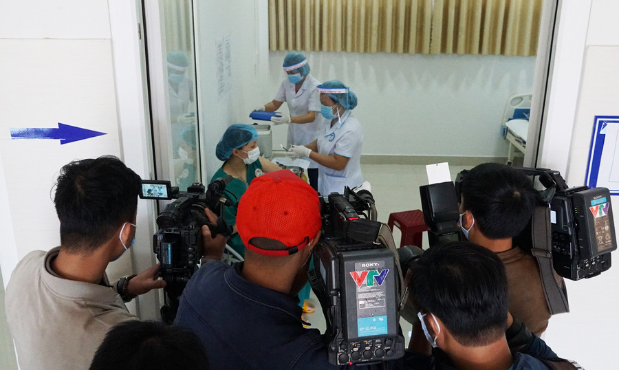 Các phóng viên luôn đảm bảo an toàn cho mình khi tác nghiệp trong thời gian diễn ra dịch bệnh Covid-19. Ảnh: Minh Nguyễn