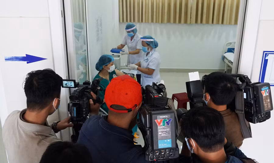 Các phóng viên luôn đảm bảo an toàn cho mình khi tác nghiệp trong thời gian diễn ra dịch bệnh Covid-19. Ảnh: Minh Nguyễn