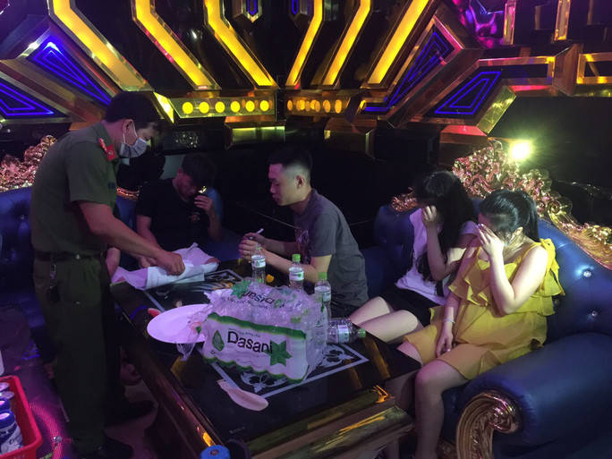 4 trong số 35 đối tượng tụ tập trong quán karaoke Kim Liên (Ảnh: Công an Quảng Trị)