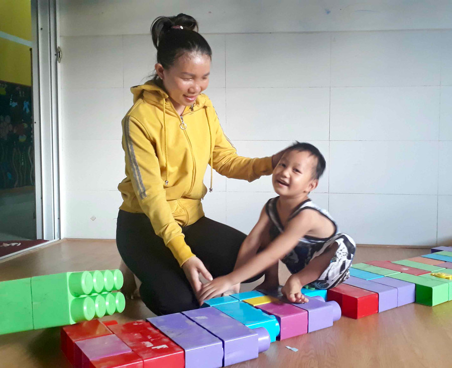 Nhờ tình yêu thương vô hạn và sự kiên trì của cha mẹ, cháu Nguyễn Quốc Đạt đã có nhiều tiến bộ trong quá trình điều trị chứng chậm nói do sang chấn tâm lý. Ảnh: Phương Duyên