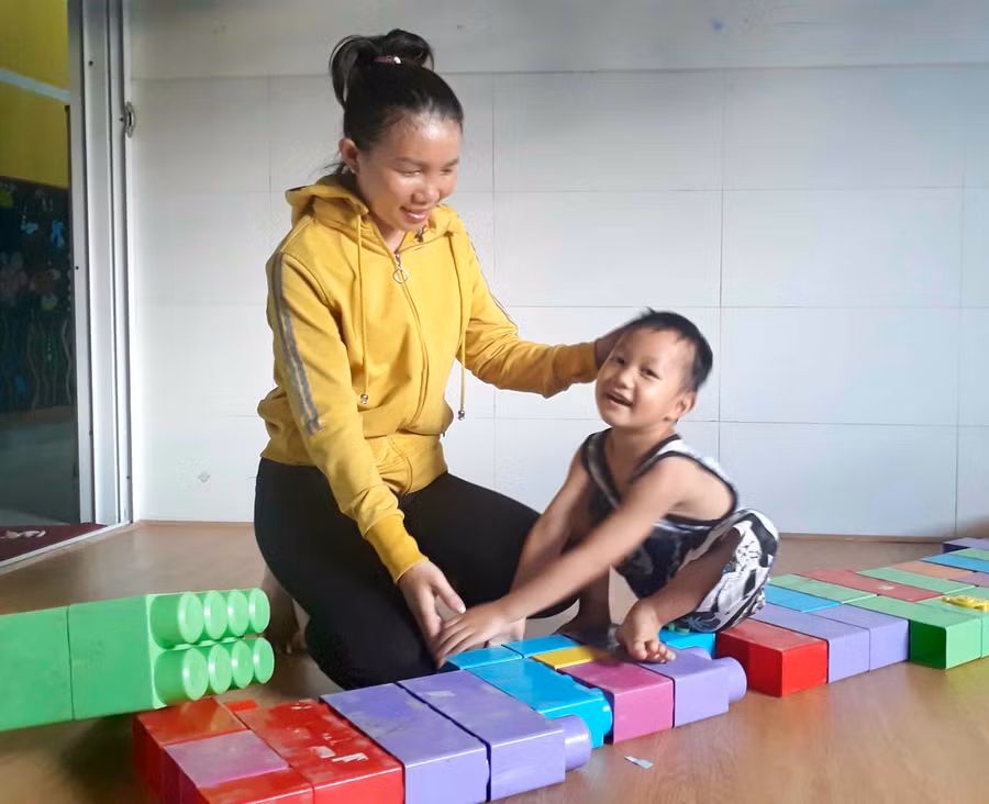 Nhờ tình yêu thương vô hạn và sự kiên trì của cha mẹ, cháu Nguyễn Quốc Đạt đã có nhiều tiến bộ trong quá trình điều trị chứng chậm nói do sang chấn tâm lý. Ảnh: Phương Duyên