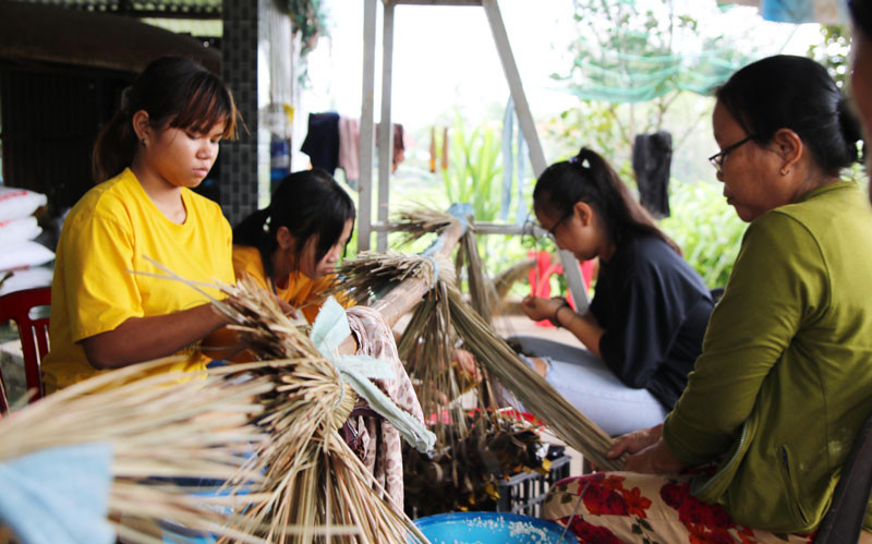 Các em nhỏ tranh thủ dịp nghỉ hè phụ gia đình làm bánh kịp giao cho khách.  Các em nhỏ tranh thủ dịp nghỉ hè phụ gia đình làm bánh kịp giao cho khách.