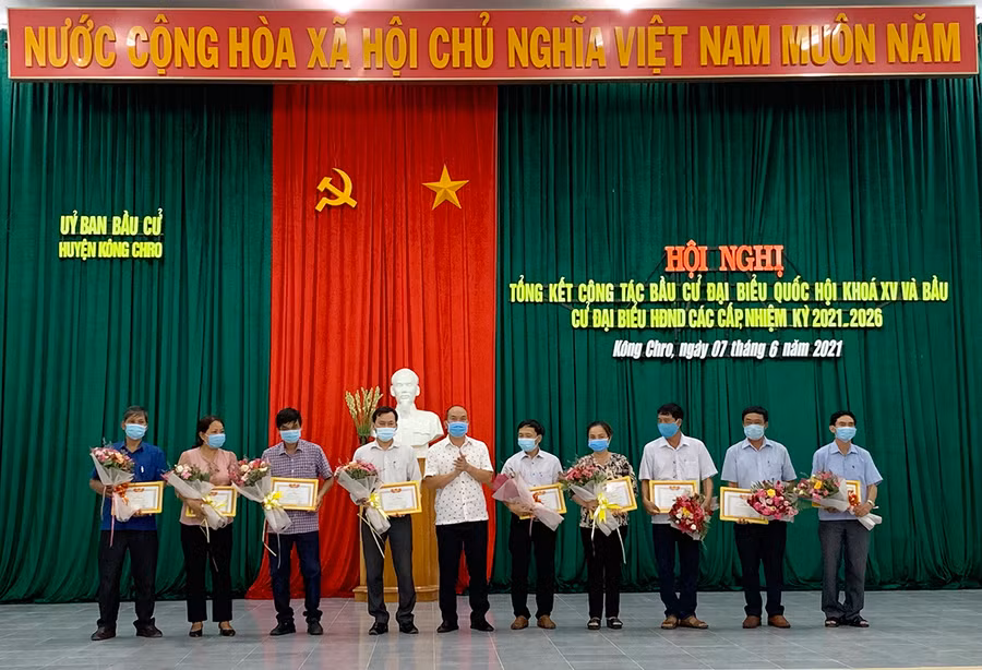  Đồng chí Võ Nguyên Nam-Phó Bí thư, Chủ tich UBND huyện Kông Chro tặng giấy kheo cho các tập thể. Ảnh: Thúy Ngọ