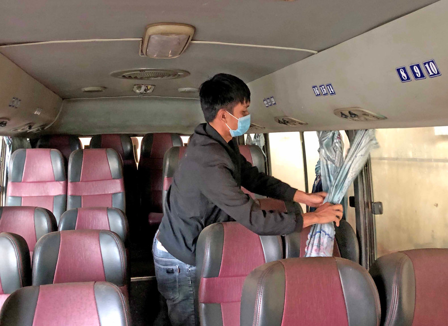 Xe khách chạy tuyến Gia Lai-Attapeu (Lào) tạm dừng hoạt động do ảnh hưởng bởi dịch Covid-19. Ảnh: Lê Hòa