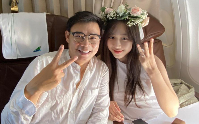 Khoảnh khắc BTV Hà My hạnh phúc bên bạn trai hơn 16 tuổi nhận được nhiều lời chúc phúc từ cộng đồng sau màn cầu hôn lãng mạn trên máy bay.