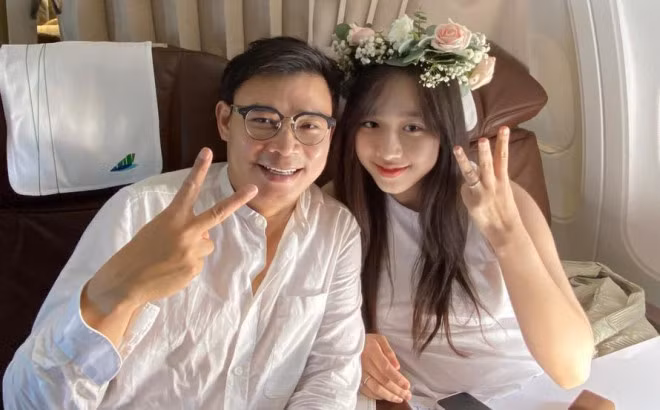 Khoảnh khắc BTV Hà My hạnh phúc bên bạn trai hơn 16 tuổi nhận được nhiều lời chúc phúc từ cộng đồng sau màn cầu hôn lãng mạn trên máy bay.