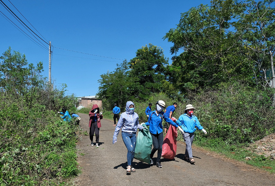 Phụ nữ phường Hoa Lư (TP. Pleiku) ra quân dọn dẹp các tuyến đường phụ nữ tự quản. Ảnh: Hoàng Ngọc