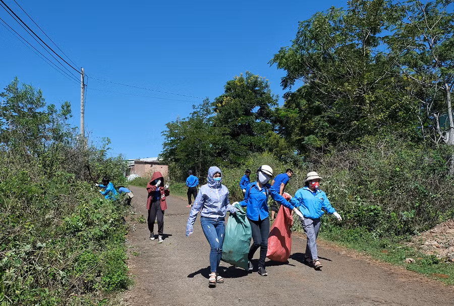 Phụ nữ phường Hoa Lư (TP. Pleiku) ra quân dọn dẹp các tuyến đường phụ nữ tự quản. Ảnh: Hoàng Ngọc