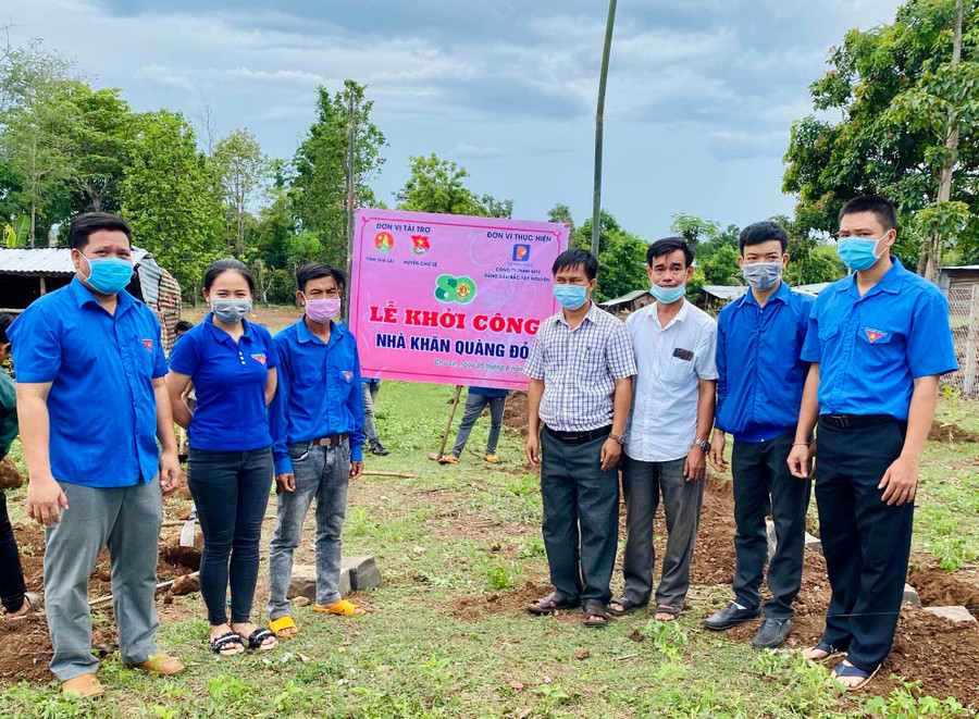 Khởi công xây dựng nhà “Khăn quàng đỏ” cho trẻ em nghèo ở xã Hbông, huyện Chư Sê. Ảnh: Trần Dung