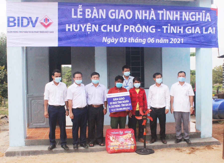 Chi nhánh BIDV tại Gia Lai trao tặng nhà tình nghĩa cho gia đình anh Kpuih Gêu (làng Bỉh, xã Ia Púch, huyện Chư Prông). Ảnh: Sơn Ca Chi nhánh BIDV tại Gia Lai trao tặng nhà tình nghĩa cho gia đình anh Kpuih Gêu (làng Bỉh, xã Ia Púch, huyện Chư Prông). Ảnh: Sơn Ca