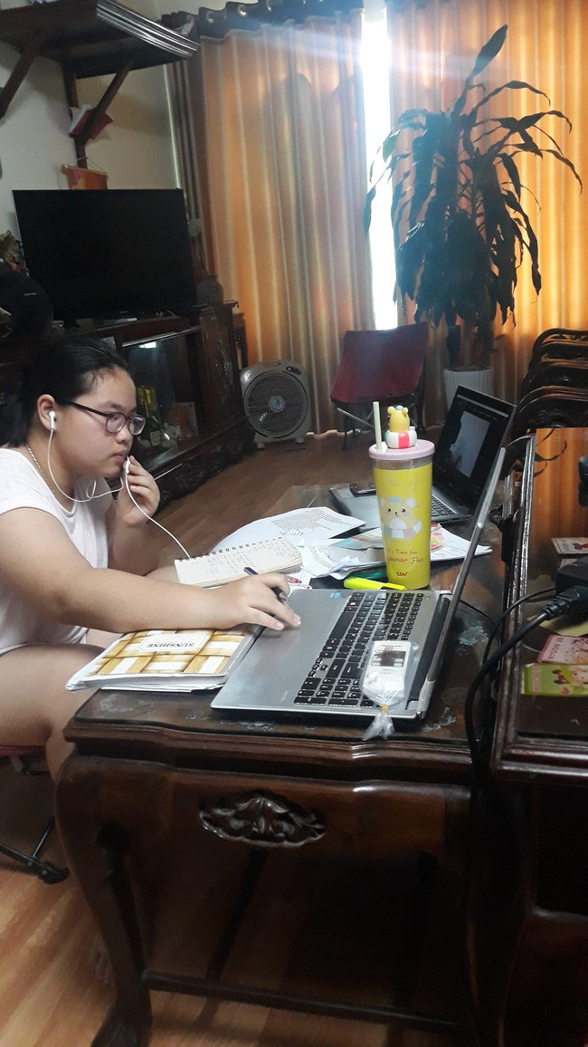 Con gái chị Trang sử dụng 2 máy tính học 2 lớp online. Ảnh: T.N