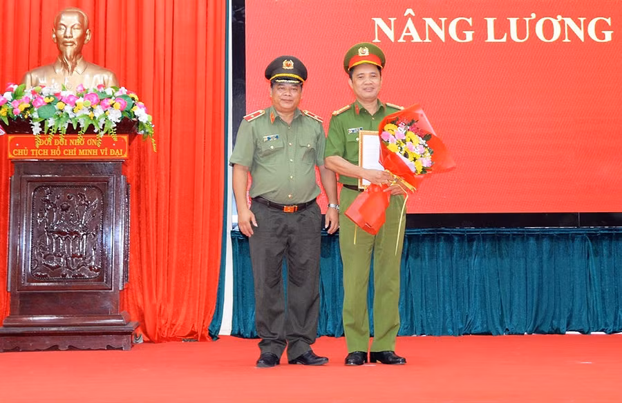  Thiếu tướng Rah Lan Lâm-Giám đốc Công an tỉnh trao Quyết định nâng bậc lương của Bộ trưởng Bộ Công an cho Đại tá Lê Văn Hà-Phó Giám đốc Công an tỉnh. Ảnh: Nguyễn Hữu