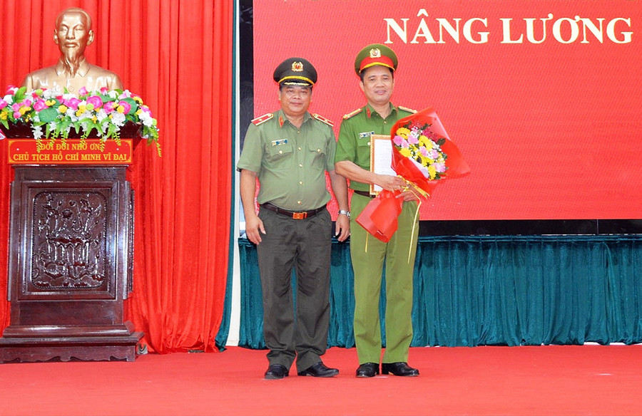 Thiếu tướng Rah Lan Lâm-Giám đốc Công an tỉnh trao Quyết định nâng bậc lương của Bộ trưởng Bộ Công an cho Đại tá Lê Văn Hà-Phó Giám đốc Công an tỉnh. Ảnh: Nguyễn Hữu  Thiếu tướng Rah Lan Lâm-Giám đốc Công an tỉnh trao Quyết định nâng bậc lương của Bộ trưởng Bộ Công an cho Đại tá Lê Văn Hà-Phó Giám đốc Công an tỉnh. Ảnh: Nguyễn Hữu
