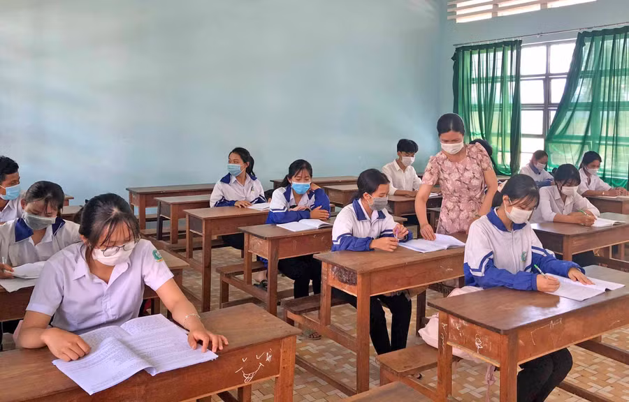 Trường THPT Nguyễn Du (xã Ia Rsươm, huyện Krông Pa) tổ chức ôn tập cho học sinh lớp 12. Ảnh: Lê Nam