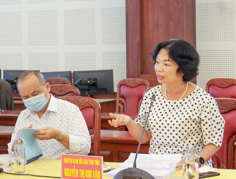 Tiến sĩ Nguyễn Thị Kim Vân-nguyên Giám đốc Bảo tàng tỉnh đóng góp ý kiến tại hội nghị. Ảnh: Hồng Thi  Tiến sĩ Nguyễn Thị Kim Vân-nguyên Giám đốc Bảo tàng tỉnh đóng góp ý kiến tại hội nghị. Ảnh: Hồng Thi