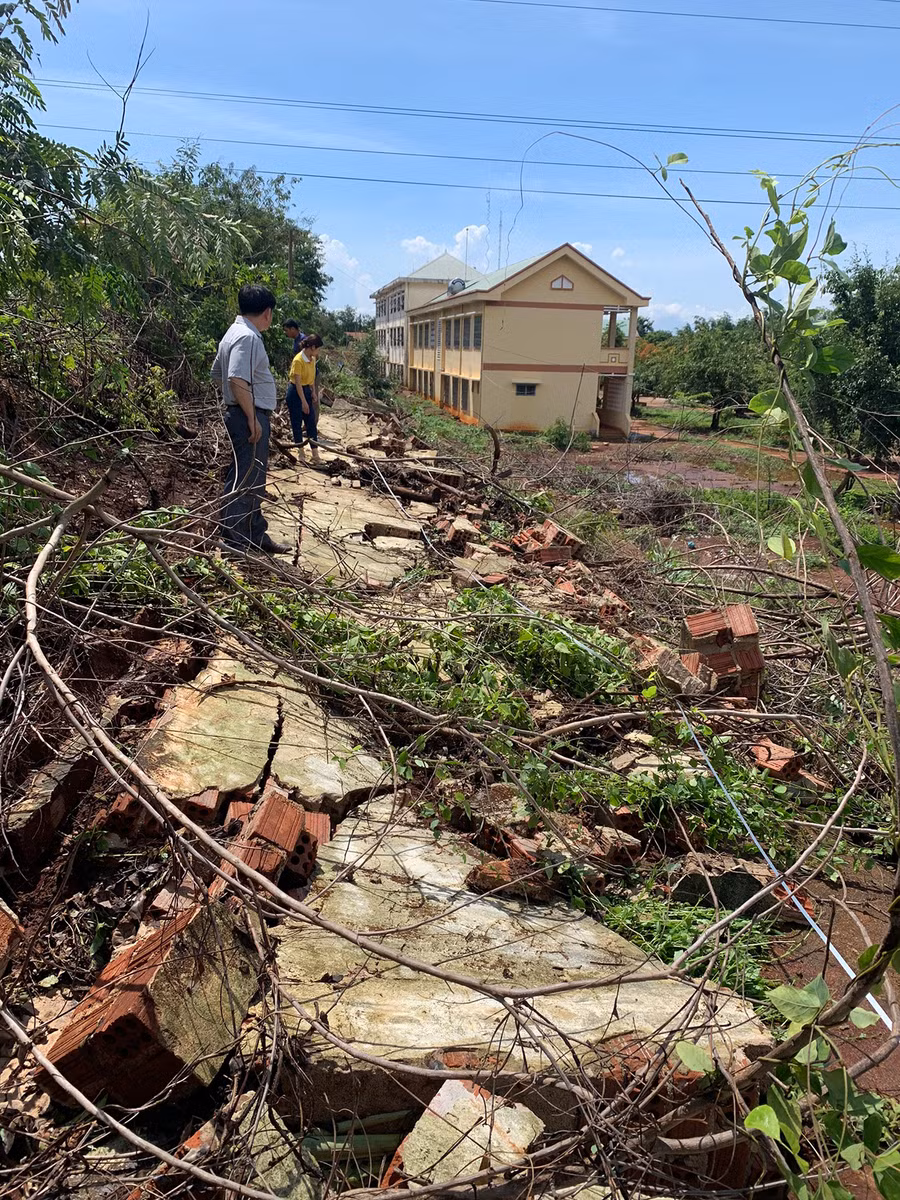  Tường rào Trường THPT A Sanh (Ia Grai) bị sập đổ do mưa lớn. Ảnh: Phương Loan