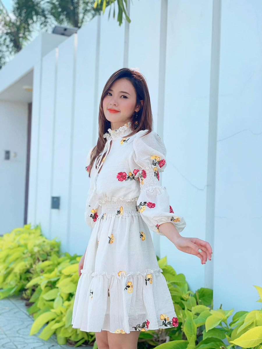 Một chiếc đầm cotton thêu hoa thật xinh xắn và rực rỡ giữa mùa hè Sài Gòn. Chất liệu mát mẻ, hoa thêu nổi 3D và phần chun mềm co giãn nhẹ ở vòng eo sẽ giúp chiều chuộng vóc dáng của rất nhiều cô gái.