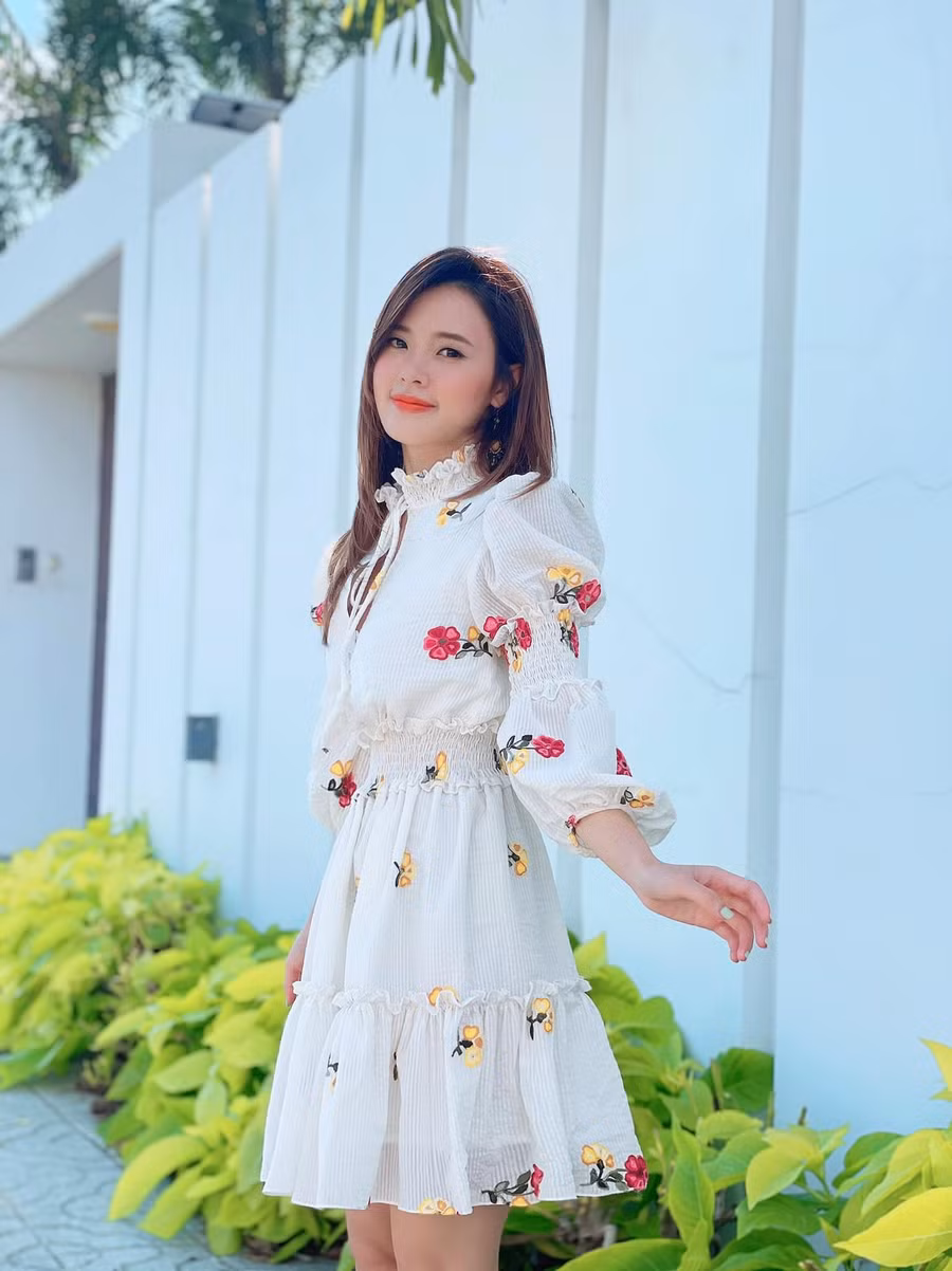 Một chiếc đầm cotton thêu hoa thật xinh xắn và rực rỡ giữa mùa hè Sài Gòn. Chất liệu mát mẻ, hoa thêu nổi 3D và phần chun mềm co giãn nhẹ ở vòng eo sẽ giúp chiều chuộng vóc dáng của rất nhiều cô gái.