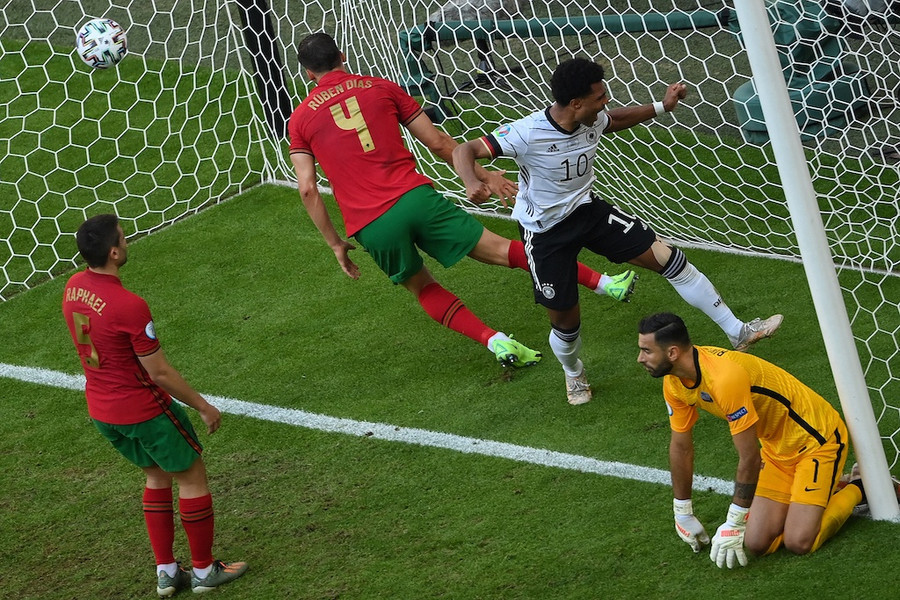 Tuyển Đức (áo trắng) đánh bại Bồ Đào Nha nhờ 2 pha phản lưới nhà của đối thủ. Ảnh: AFP