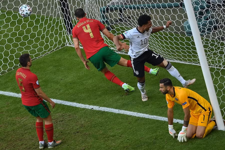 Tuyển Đức (áo trắng) đánh bại Bồ Đào Nha nhờ 2 pha phản lưới nhà của đối thủ. Ảnh: AFP