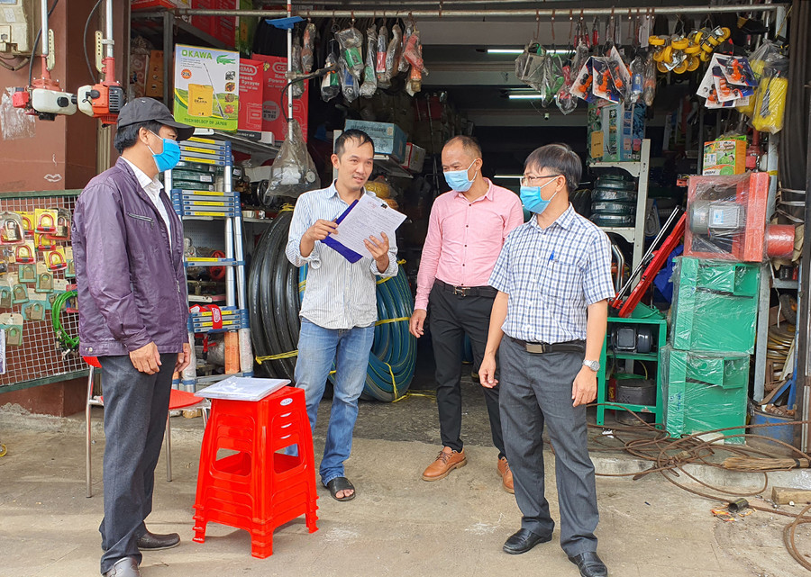  Lực lượng chức năng tiến hành lập biên bản hộ kinh doanh vi phạm. Ảnh: Bá Bính