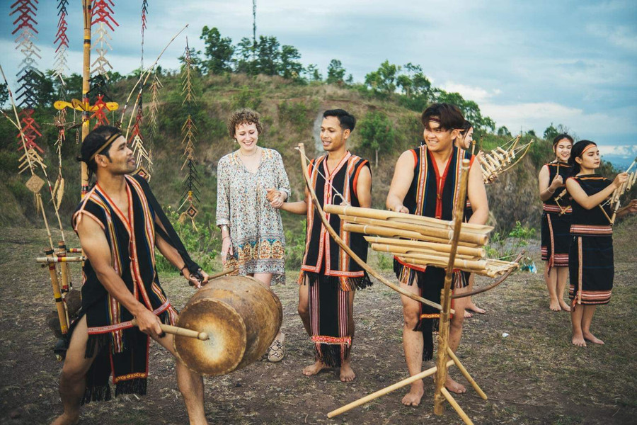 Ảnh 1: Ca sĩ Rơchăm Ngưu cùng bạn diễn trong MV 