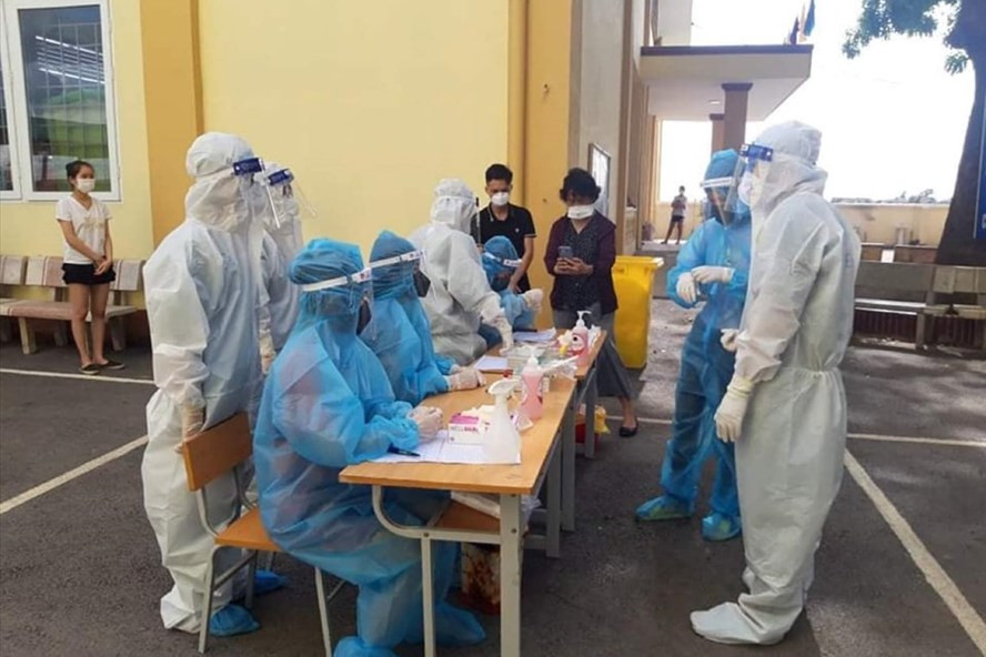 Cán bộ y tế hướng dẫn việc lấy mẫu xét nghiệm COVID-19 cho người dân. Ảnh: Bộ Y tế