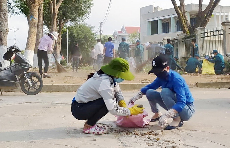 Giáo viên Trường Tiểu học Võ Thị Sáu (phường Tây Sơn, thị xã An Khê) dọn dẹp vệ sinh khuôn viên trường. Ảnh: Thiên Di