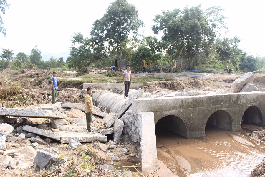 Mưa lũ năm 2020 gây thiệt hại nặng hệ thống giao thông nông thôn huyện Kông Chro. Ảnh: Nguyễn Diệp