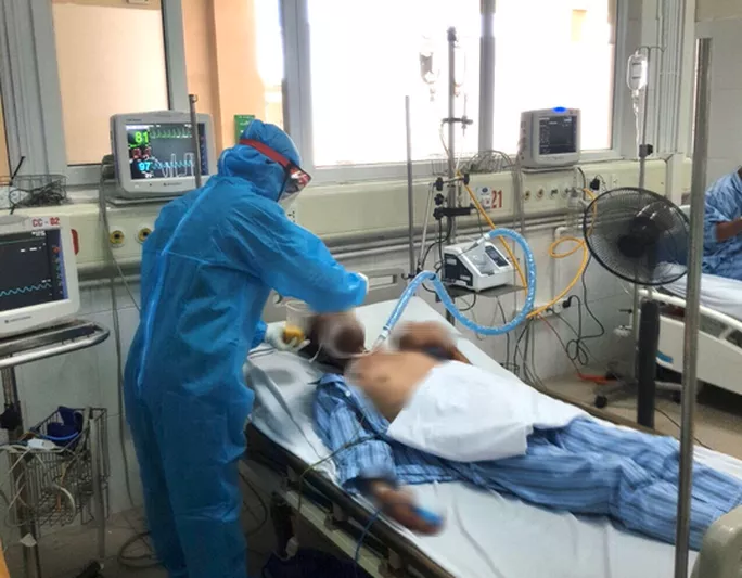 Điều trị bệnh nhân Covid-19 nặng tại Bệnh viện Bệnh Nhiệt đới Trung ương- Ảnh: Đặng Thanh