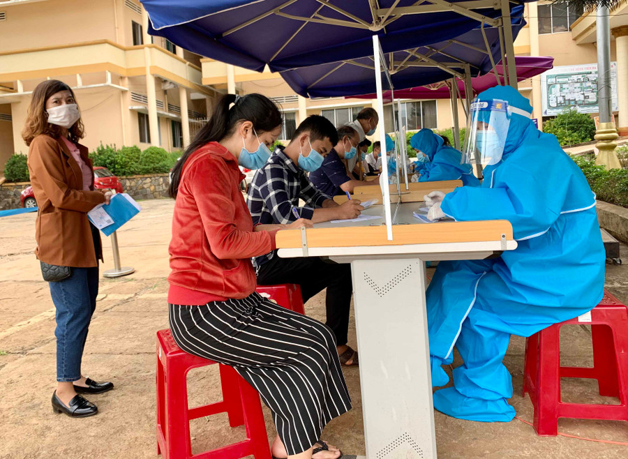 8-6-2021Bệnh viện Đa khoa tỉnh Gia Lai tiến hành phân luồng, sàng lọc, thực hiện khai báo y tế với tất cả người dân để phòng-chống dịch Covid-19. Ảnh Như Nguyện