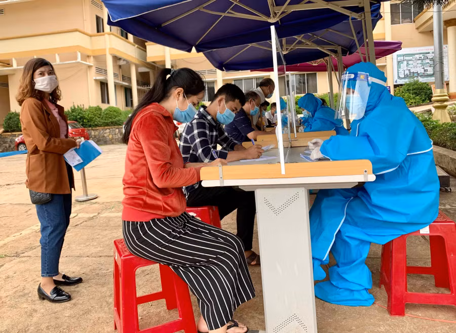 8-6-2021Bệnh viện Đa khoa tỉnh Gia Lai tiến hành phân luồng, sàng lọc, thực hiện khai báo y tế với tất cả người dân để phòng-chống dịch Covid-19. Ảnh Như Nguyện