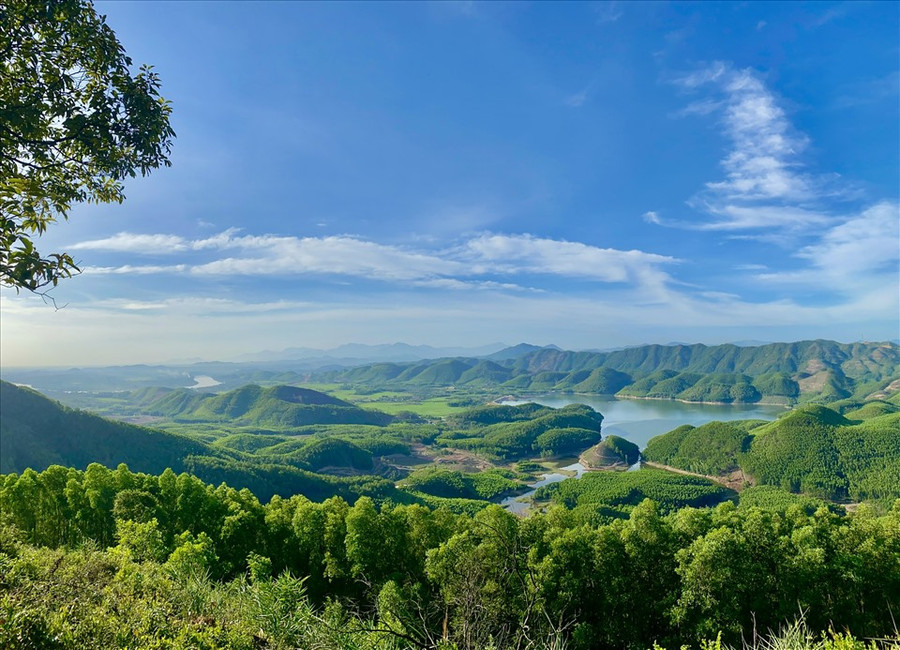 Lên đến đỉnh núi Hòn Vượn, du khách được ngắm nhìn trời mây, núi sông tuyệt đẹp. Ảnh: Quỳnh Nhi.