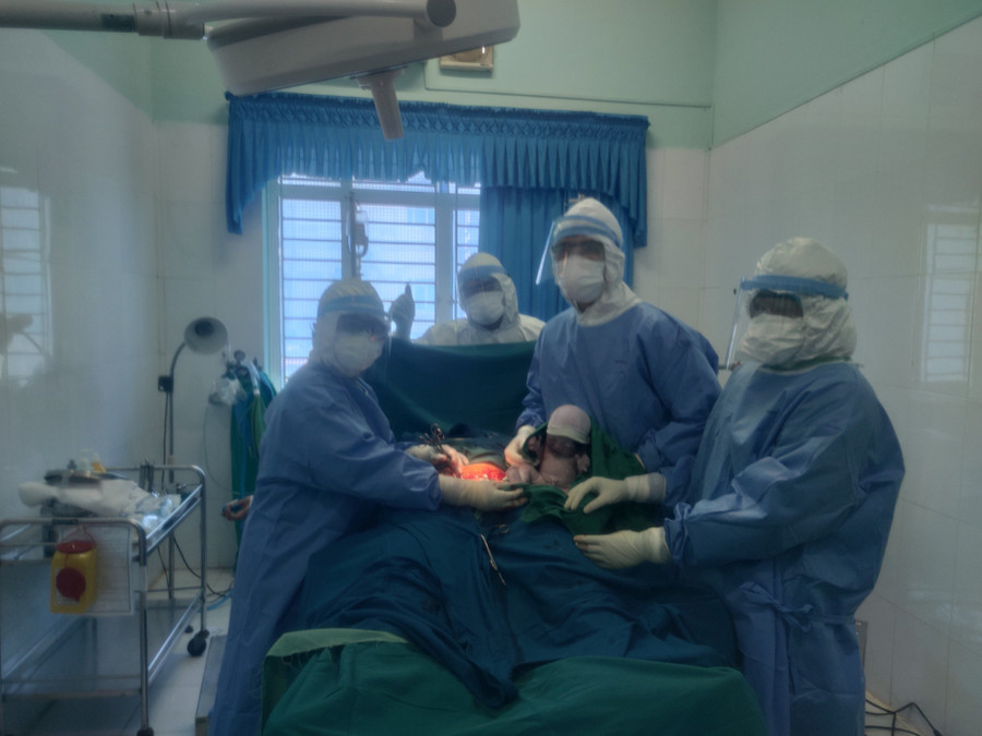 Ca mổ đã thành công, bé gái nặng 3 kg chào đời trong hoàn cảnh đặc biệt. ẢNH: CƠ SỞ 2 TRUNG TÂM Y TẾ H.BÌNH SƠN CUNG CẤP