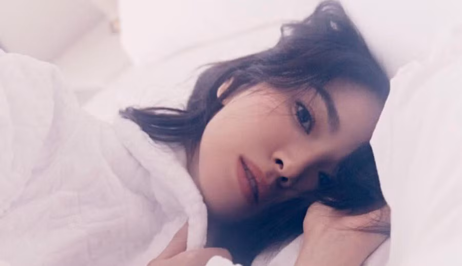 Song Hye Kyo khoe sắc trên tạp chí Elle Singapore số tháng 7. ẢNH: INSTAGRAM NV